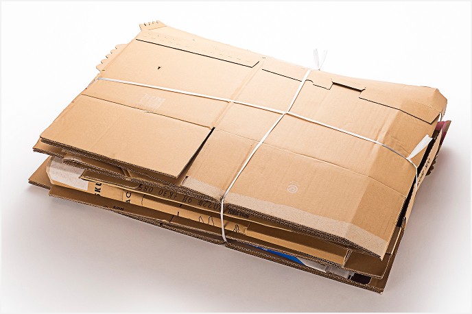 きれいに折りたたんで紐で縛られたダンボールの束